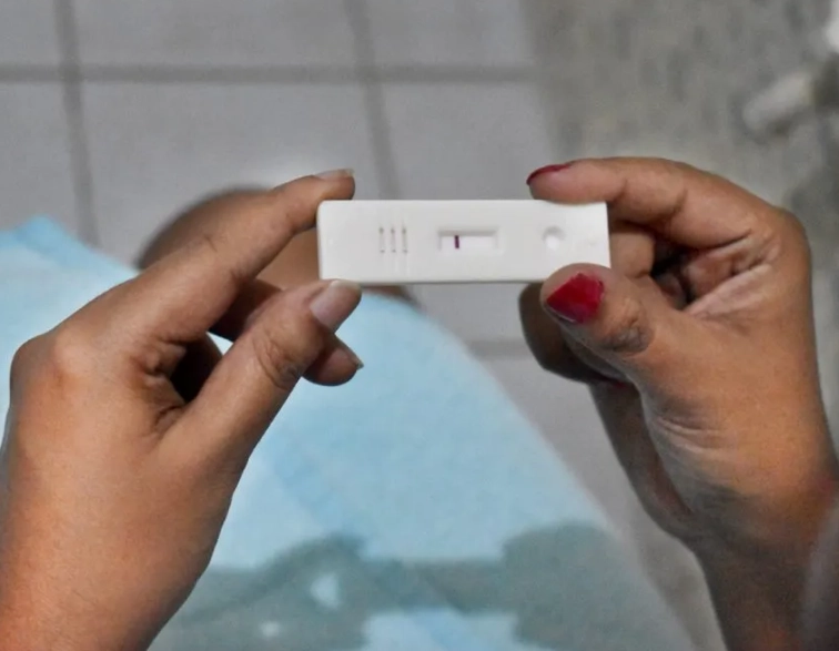 how does a pregnancy test work