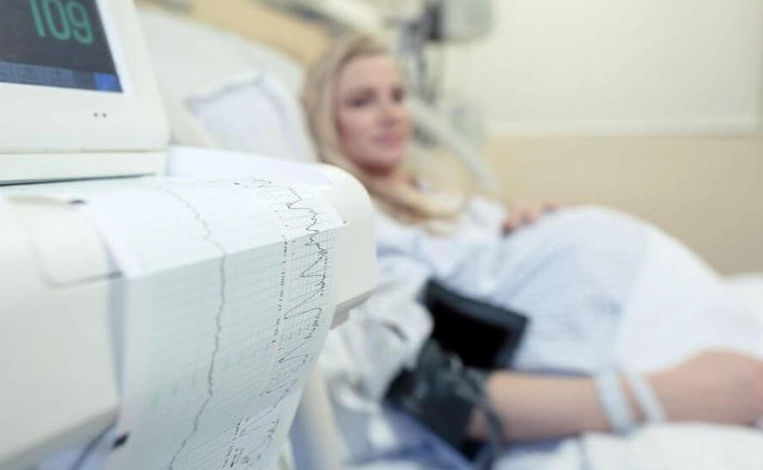 How close do contractions need to be to go to the hospital?